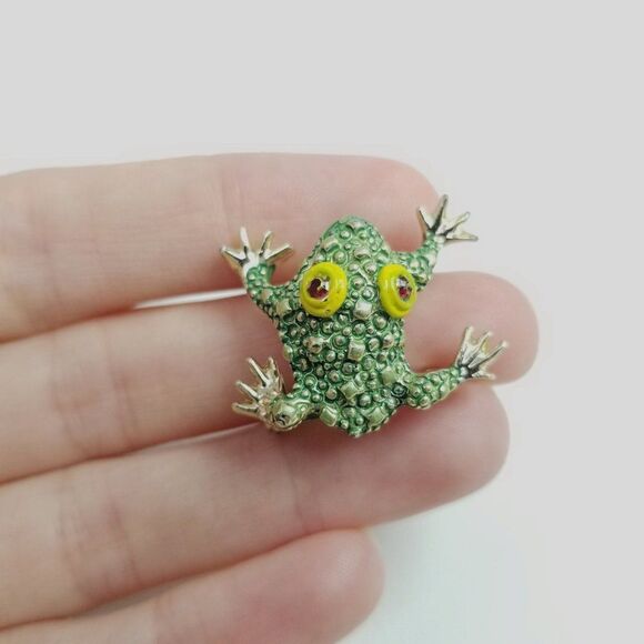 Vintage Little Green Frog Brooch, Red Rhinestone Eyes, Bumpy Texture, Estate - Picture 5 of 6